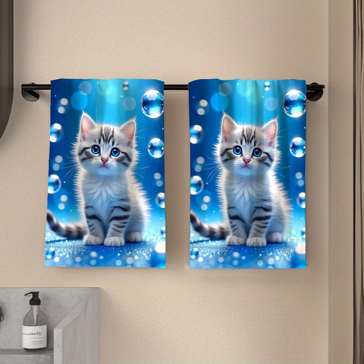 Serviette de plage rectangulaire 40 x 60 cm, motif chat dessin animé imprimé sur une seule face, 2D. Vendue à l'unité ou par lot de 2. Douce, confortable, résistante et inodore. Idéale pour la salle de bain, la cuisine, la plage et la piscine._voghion.com