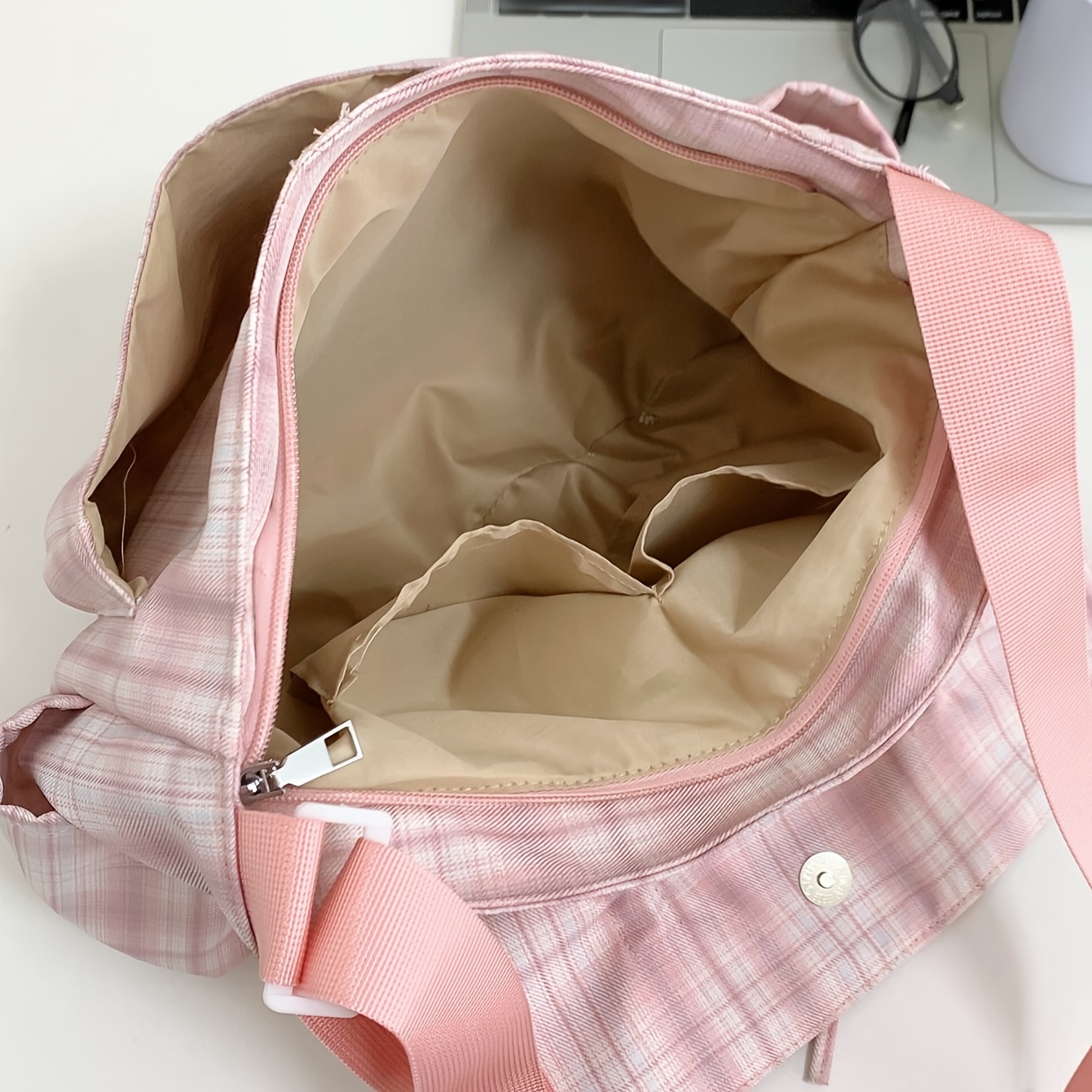 Hellrosa karierte Umhängetasche im Preppy-Stil mit mehreren Vordertaschen, Schleifendesign und verstellbarem Riemen. Damen-Messenger-Bag im JK-Campus-Stil für den täglichen Gebrauch._voghion.com