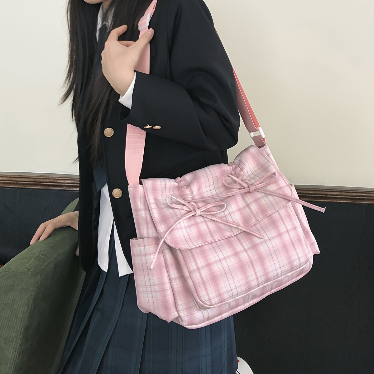 Hellrosa karierte Umhängetasche im Preppy-Stil mit mehreren Vordertaschen, Schleifendesign und verstellbarem Riemen. Damen-Messenger-Bag im JK-Campus-Stil für den täglichen Gebrauch._voghion.com