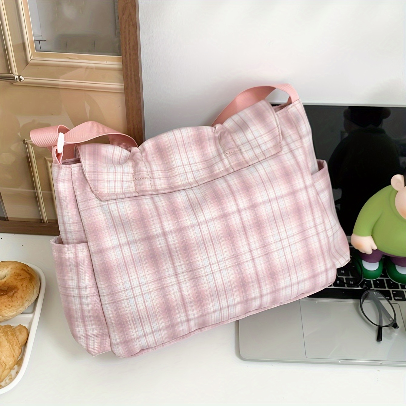 Hellrosa karierte Umhängetasche im Preppy-Stil mit mehreren Vordertaschen, Schleifendesign und verstellbarem Riemen. Damen-Messenger-Bag im JK-Campus-Stil für den täglichen Gebrauch._voghion.com