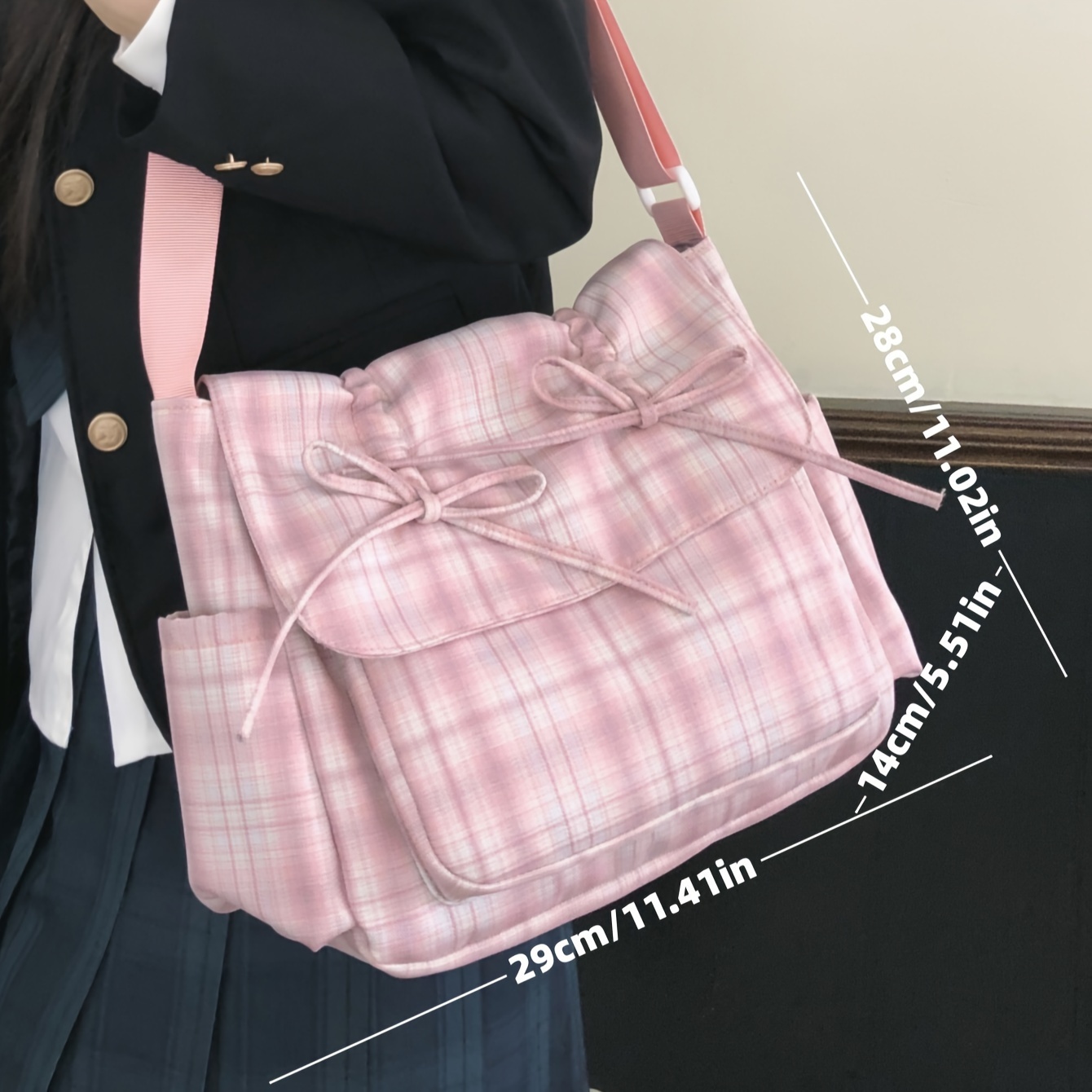 Hellrosa karierte Umhängetasche im Preppy-Stil mit mehreren Vordertaschen, Schleifendesign und verstellbarem Riemen. Damen-Messenger-Bag im JK-Campus-Stil für den täglichen Gebrauch._voghion.com