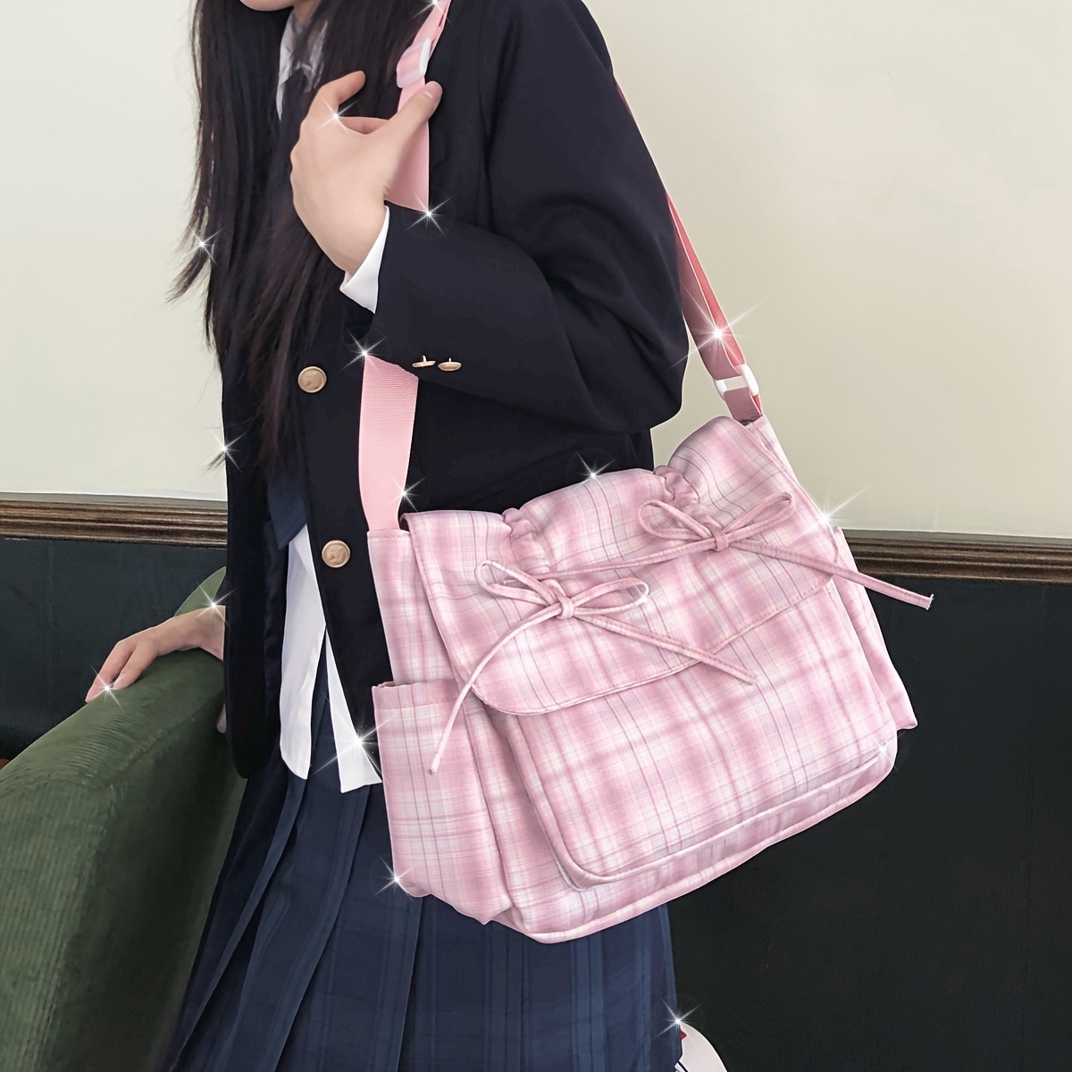 Hellrosa karierte Umhängetasche im Preppy-Stil mit mehreren Vordertaschen, Schleifendesign und verstellbarem Riemen. Damen-Messenger-Bag im JK-Campus-Stil für den täglichen Gebrauch._voghion.com