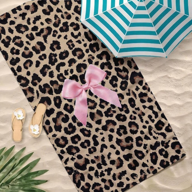 Serviette de plage classique à imprimé léopard avec nœud rose (1 pièce). Style à la fois doux, audacieux et sexy. Facile à nettoyer. Serviette de plage unique et esthétique pour des vacances à la mer et au bord de la piscine._voghion.com