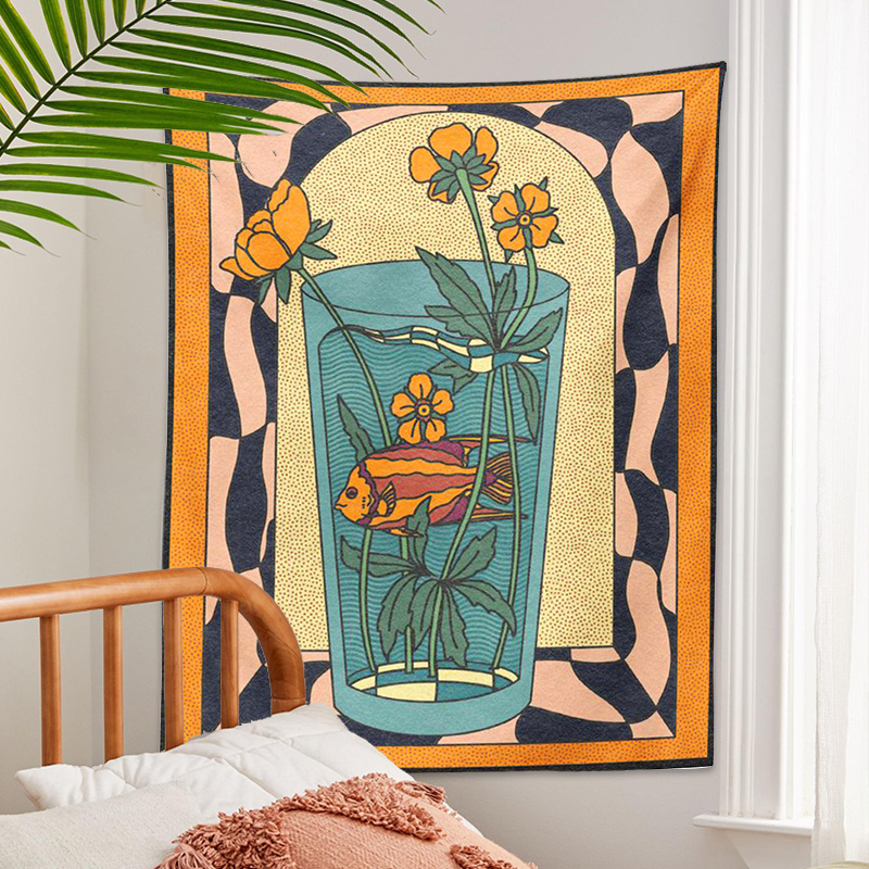 1 tapisserie murale de style vintage représentant un vase psychédélique avec des poissons rouges et des fleurs, conçue comme une fresque bohème minimaliste._voghion.com