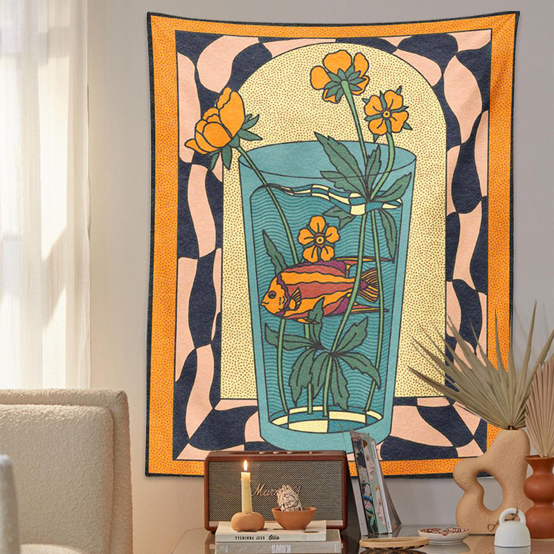 1 tapisserie murale de style vintage représentant un vase psychédélique avec des poissons rouges et des fleurs, conçue comme une fresque bohème minimaliste._voghion.com