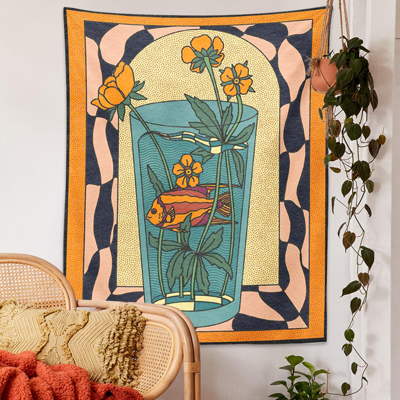 1 tapisserie murale de style vintage représentant un vase psychédélique avec des poissons rouges et des fleurs, conçue comme une fresque bohème minimaliste._voghion.com