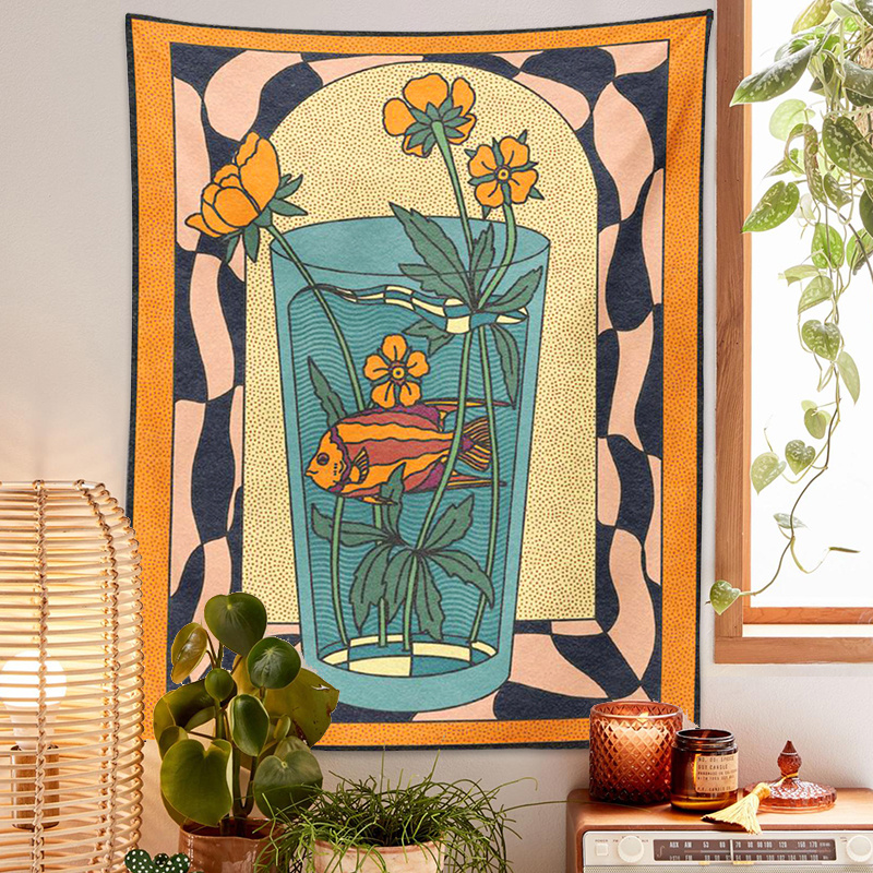 1 tapisserie murale de style vintage représentant un vase psychédélique avec des poissons rouges et des fleurs, conçue comme une fresque bohème minimaliste._voghion.com