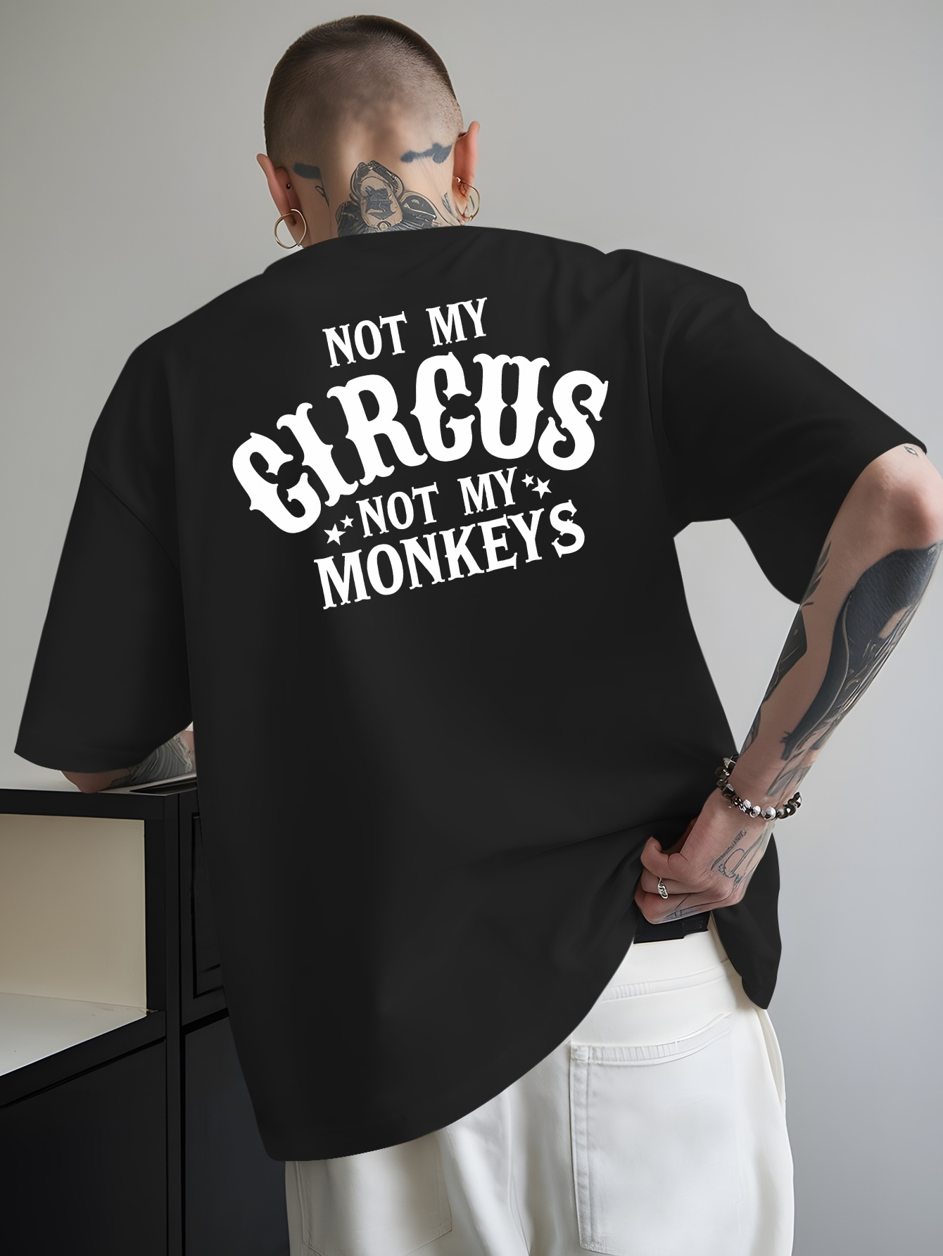 Maglietta Uomo Bianca 100% Cotone 180g Girocollo, Scritta “Not My Circus Not My Monkeys”, Confortevole Per Relax E Attività Esterne Estive_viptrois.com