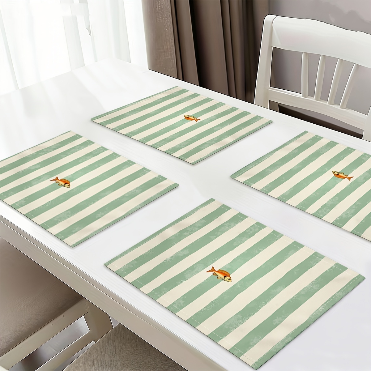 4 Tischsets mit Plattfischmotiven und Streifenmuster, ideal zur Tischdekoration. Diese dicken Sets schützen den Tisch._voghion.com