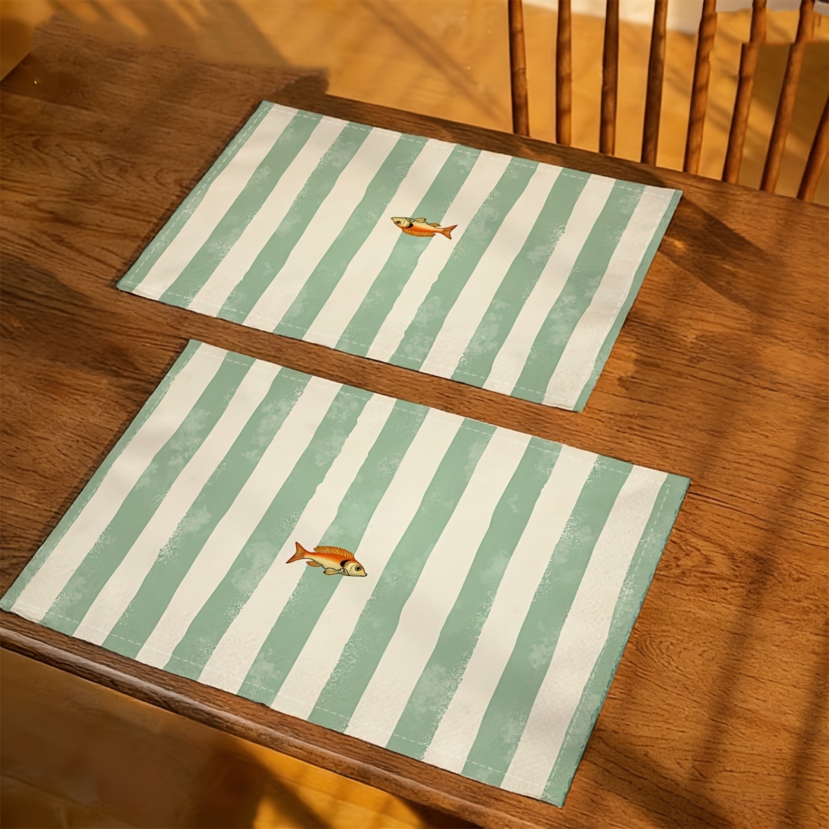 4 Tischsets mit Plattfischmotiven und Streifenmuster, ideal zur Tischdekoration. Diese dicken Sets schützen den Tisch._voghion.com