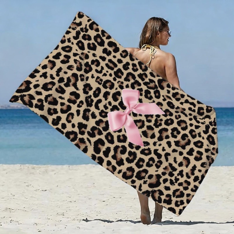 Serviette de plage classique à imprimé léopard avec nœud rose (1 pièce). Style à la fois doux, audacieux et sexy. Facile à nettoyer. Serviette de plage unique et esthétique pour des vacances à la mer et au bord de la piscine._voghion.com